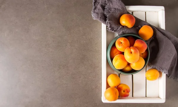 Mogna aprikoser i en skål. Mörk bakgrund. Mat för en vegan och en — Stockfoto