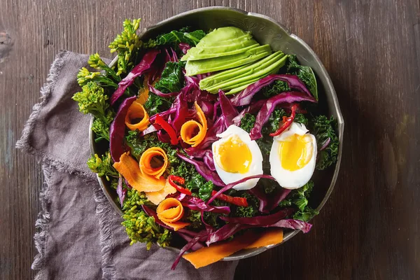 Avo yumurta lahana lahana brokoli havuç ile taze vejetaryen salatası