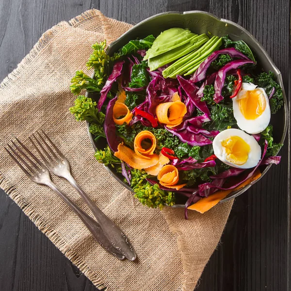 Čerstvé vegetariánský salát zelí kapusta brokolice mrkev vejce avo — Stock fotografie