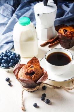 Yaban mersinli çörek ve taze meyve, bir fincan sade kahve. Lezzetli 
