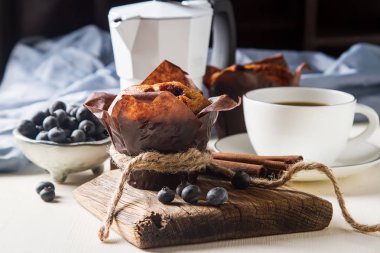 Yaban mersinli çörek ve taze meyve, bir fincan sade kahve. Lezzetli 