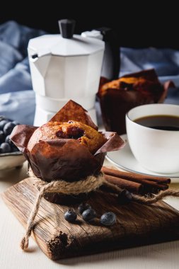 Yaban mersinli çörek ve taze meyve, bir fincan sade kahve. Lezzetli 