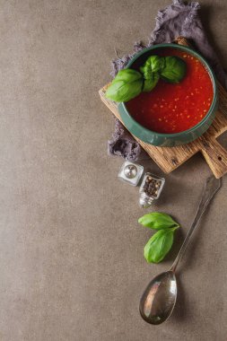 Geleneksel İtalyan domates çorbası gaspaço fesleğen ile. Karanlık backgr