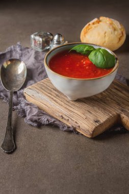 Geleneksel İtalyan domates çorbası gaspaço fesleğen ile. Karanlık backgr