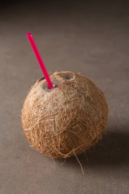 Hindistan cevizi sütü bardak serinletici yaz. Koyu arka plan.