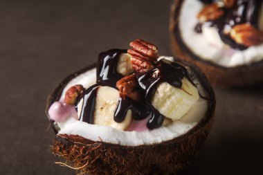 Meyve salatası ile Hindistan cevizi, muz, yogurka sıcak karanlık ile drizzled