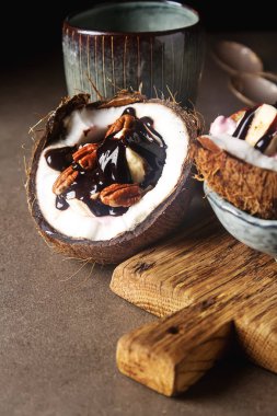 Meyve salatası ile Hindistan cevizi, muz, yogurka sıcak karanlık ile drizzled