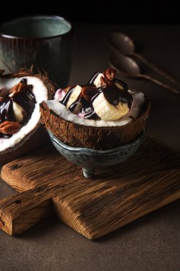 Meyve salatası ile Hindistan cevizi, muz, yogurka sıcak karanlık ile drizzled