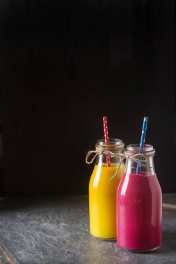 Taze ev yapımı smoothie muz ve çilek ile. Koyu arka plan