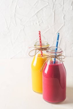 Taze ev yapımı smoothie muz ve çilek ile. Beyaz adam