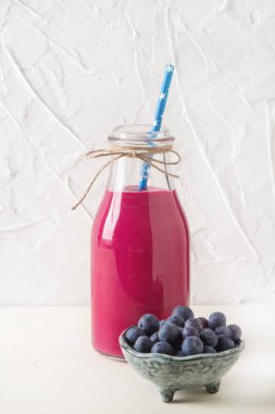 Taze ev yapımı smoothie muz ve çilek ile. Beyaz adam