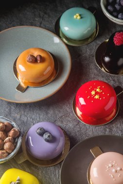 Trendy mousse kek ayna sır ile dekore edilmiştir. Koyu arka plan.