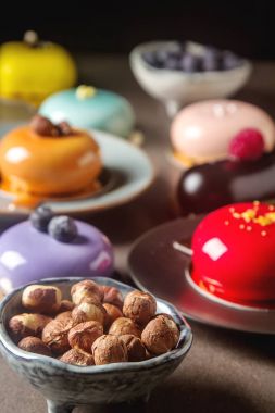 Trendy mousse kek ayna sır ile dekore edilmiştir. Koyu arka plan.