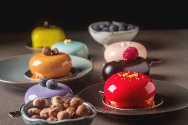 Trendy mousse kek ayna sır ile dekore edilmiştir. Koyu arka plan.