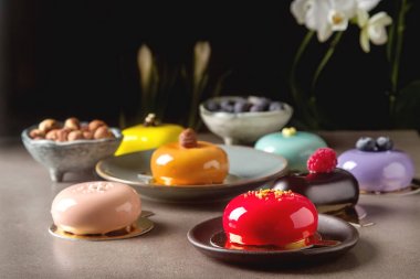 Trendy mousse kek ayna sır ile dekore edilmiştir. Koyu arka plan.