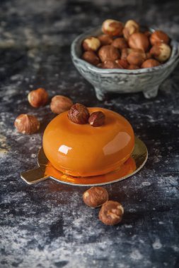 Trendy mousse kek ayna sır ile dekore edilmiştir. Koyu arka plan.