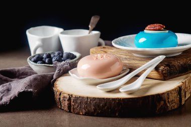 Trendy mousse kek ayna sır ile dekore edilmiştir. Koyu arka plan.