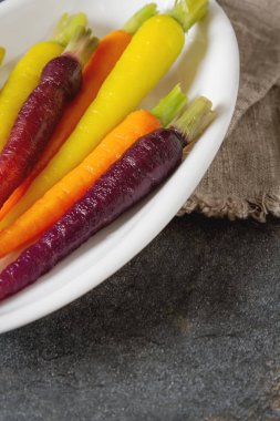 Beyazlatılmış havuç karanlık bir arka plan üzerinde. Sağlıklı gıda. Vejetaryen 