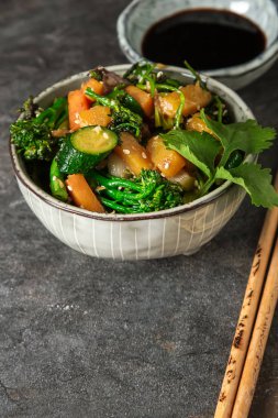 Sebzeli Çin eriştesi. Kavun, soğan, fasulye, brokoli. 