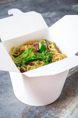 Sebzeli Çin eriştesi. Kavun, soğan, fasulye, brokoli. 