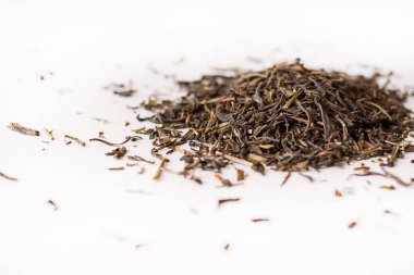 Gevşek yeşil Çince çay. Beyaz arka plan.