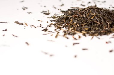 Gevşek yeşil Çince çay. Beyaz arka plan.