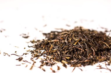 Gevşek yeşil Çince çay. Beyaz arka plan.