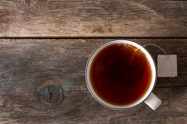 Bir fincan lezzetli Çin çay. Koyu arka plan. Çay töreni.