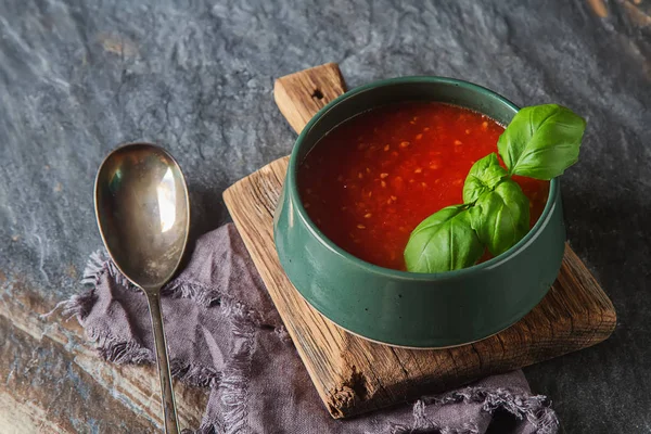 Sopa de tomate italiana tradicional gazpacho con albahaca. Backgr oscuro — Foto de Stock