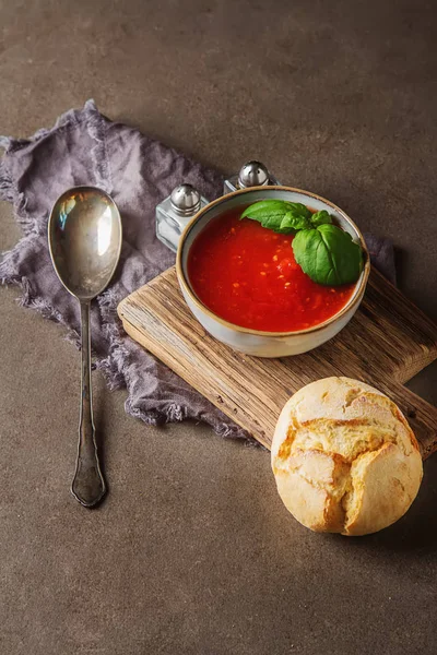 Geleneksel İtalyan domates çorbası gaspaço fesleğen ile. Karanlık backgr