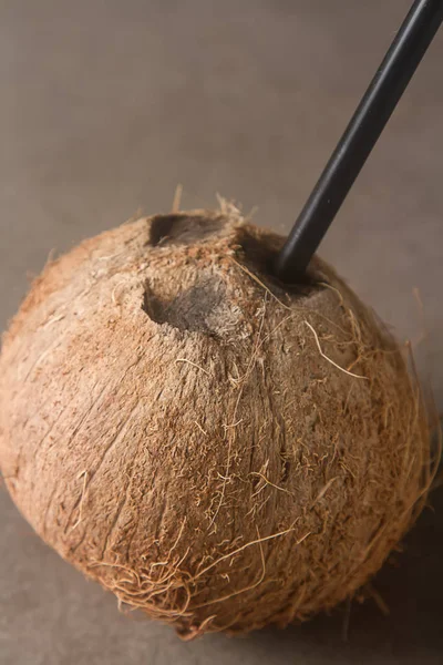 Hindistan cevizi sütü bardak serinletici yaz. Koyu arka plan.