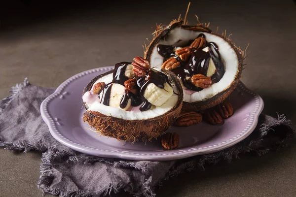 Meyve salatası ile Hindistan cevizi, muz, yogurka sıcak karanlık ile drizzled