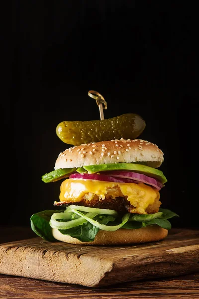 Fast food. Vejetaryen burger chop, salatalık, domates ve l