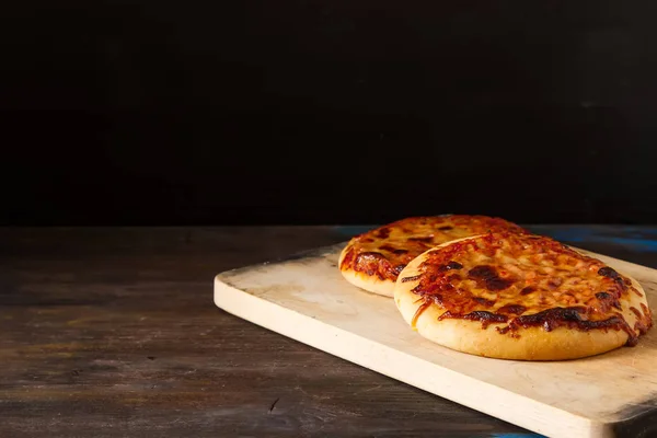 Mini margarita pizza. Włoskie jedzenie. Proste tło. Fast food — Zdjęcie stockowe