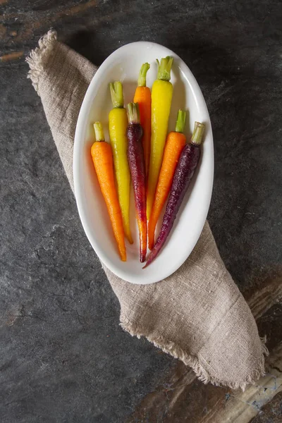 Carote sbollentate su sfondo scuro. Cibo sano. Vegetariano — Foto Stock