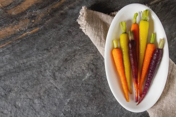 Beyazlatılmış havuç karanlık bir arka plan üzerinde. Sağlıklı gıda. Vejetaryen 
