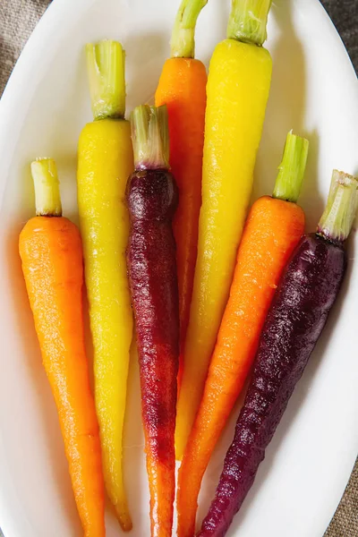 Zanahorias blanqueadas sobre un fondo oscuro. Comida saludable. Vegetariano —  Fotos de Stock