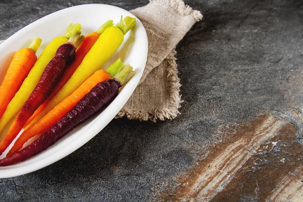 Carote sbollentate su sfondo scuro. Cibo sano. Vegetariano — Foto Stock