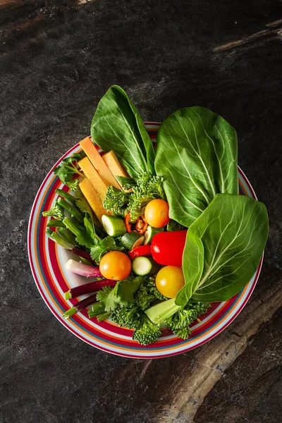 Diyet yiyecek. Kavun, domates, biber, soğan ile yeşil salata,