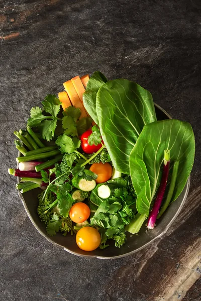 Dietní jídlo. Zelený salát s melounem, rajčata, papriky, cibule, — Stock fotografie