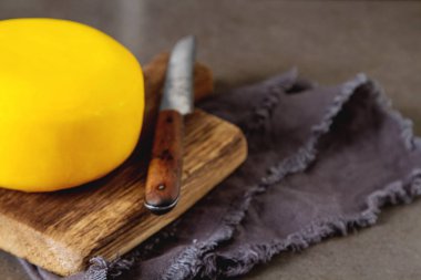 Yuvarlak gouda peyniri. Koyu arka plan.