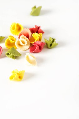 Çok renkli makarna çeşitleri. Çocuklar için lezzetli akşam yemeği. Makarna