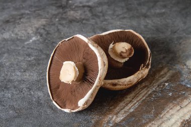 İtalyan mantar. Portobello. Lezzetli vejetaryen yemek. Karanlık b