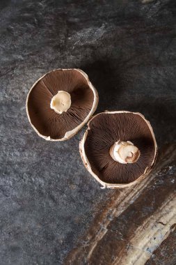 İtalyan mantar. Portobello. Lezzetli vejetaryen yemek. Karanlık b