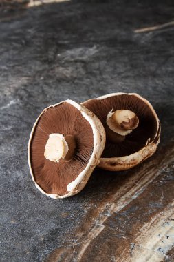 İtalyan mantar. Portobello. Lezzetli vejetaryen yemek. Karanlık b