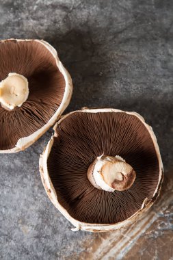 İtalyan mantar. Portobello. Lezzetli vejetaryen yemek. Karanlık b