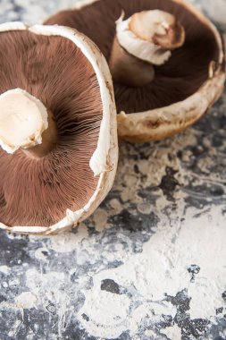 İtalyan mantar. Portobello. Lezzetli vejetaryen yemek. Karanlık b