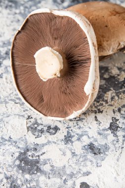 İtalyan mantar. Portobello. Lezzetli vejetaryen yemek. Karanlık b