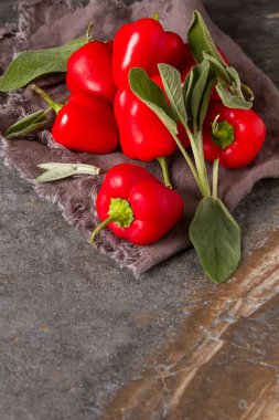Küçük biber İtalyan besindir. Lezzetli vejetaryen yemek. Karanlık b
