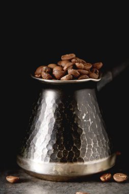 İtalyan kahvesi tahıl turk içinde. Lezzetli aromatik içecek. Karanlık ba